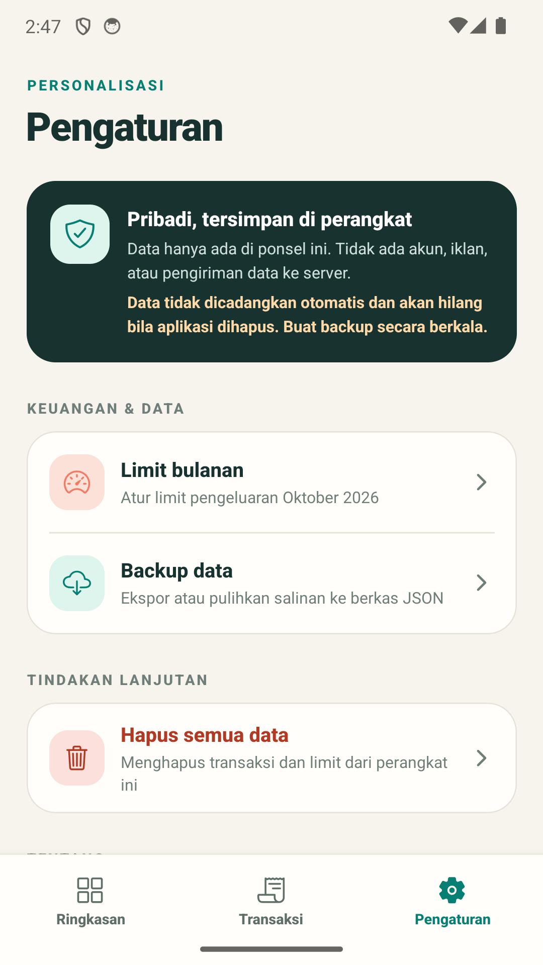 Tangkapan layar Catatan Bulanan: pengaturan dan privasi. Limit bulanan, backup manual, dan penjelasan bahwa data hanya ada di ponsel.